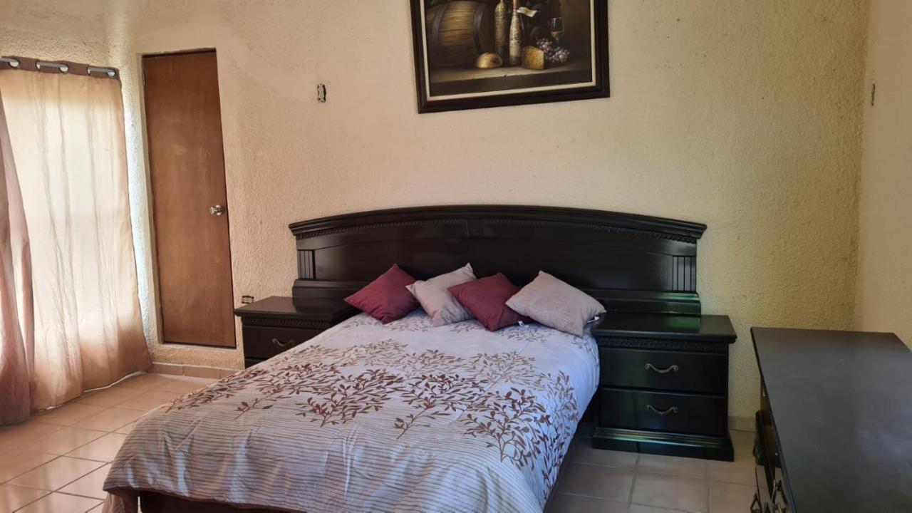 Room In Guest Room - Padrinos Hostal La Paz Full House Exterior photo
